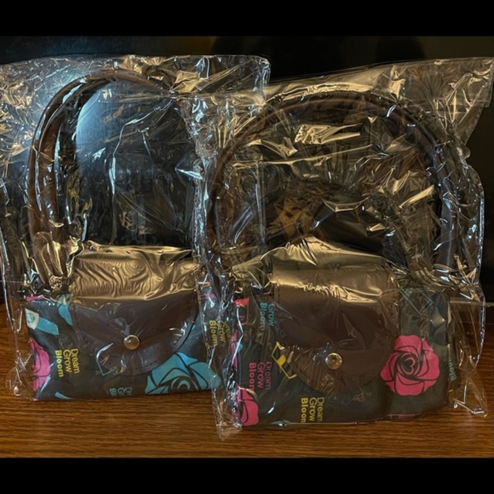 🔥Clearance Stunning 2 Purse Bundle🔥I will throw in 2 purse bows with purchase.